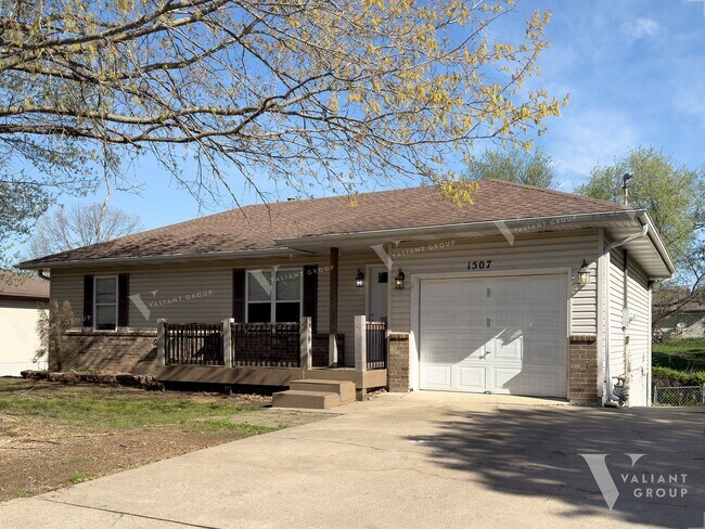 Building Photo - Spacious 4 Bedroom Ozark Home