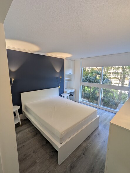 Building Photo - 2951 S Bayshore Dr