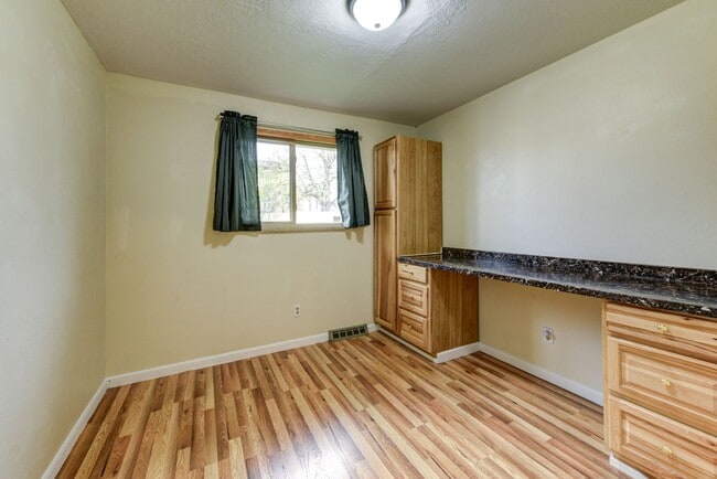 Building Photo - Great 4 Bedroom 3 Bath Home with 2 Car Garage and Covered Patio!