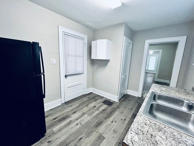 Building Photo - Two Bedroom House with Detached Garage-Section 8 Accepted