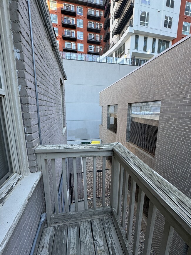 Building Photo - Spacious Top Floor Corner Unit One Bedroom...