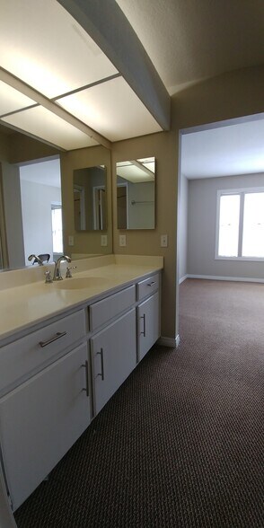 Master Bath and Vanity - 10 Abrigo