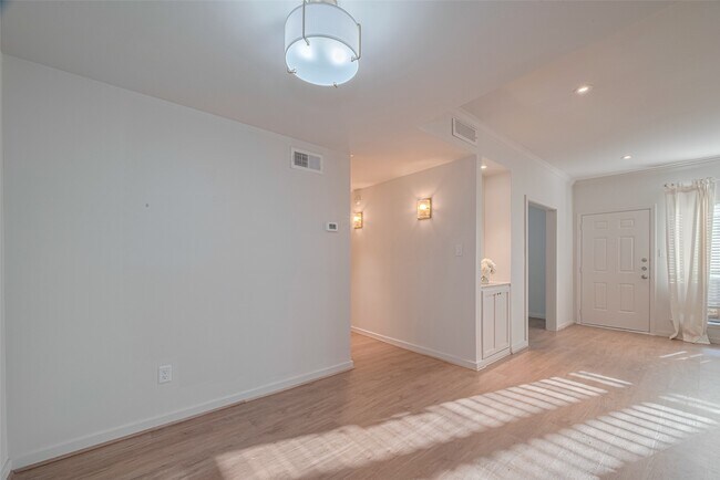 Building Photo - 1100 Augusta Dr
