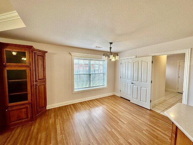 Building Photo - 602 SE Cambridge Pl