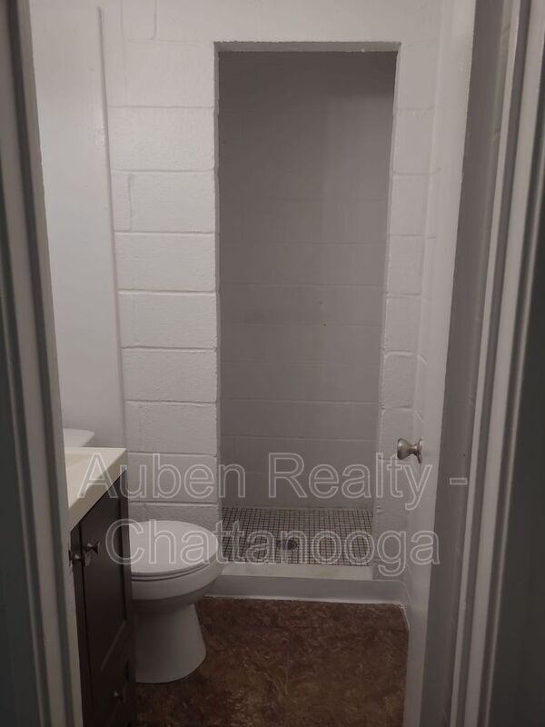Building Photo - 715 Lupton Dr