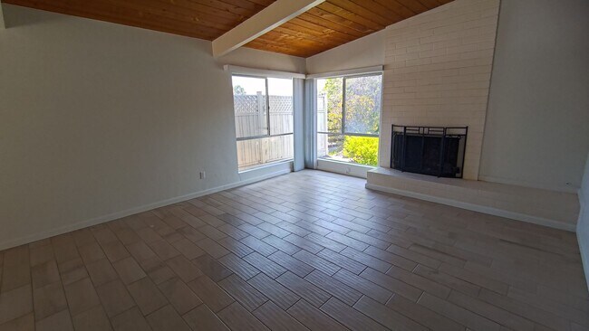 Building Photo - Large 6 Bedroom House Near SDSU! Large Bac...