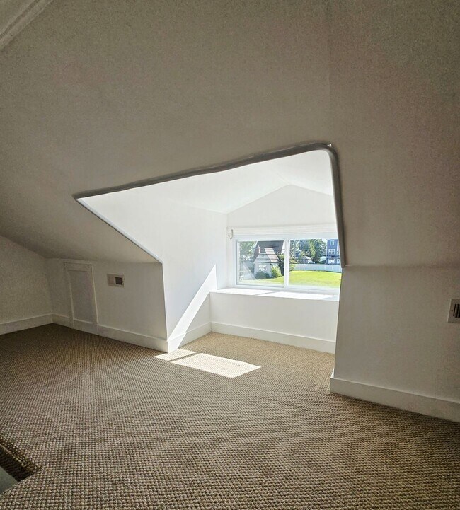 Building Photo - Beautiful Bungalow In the Twin Beaches