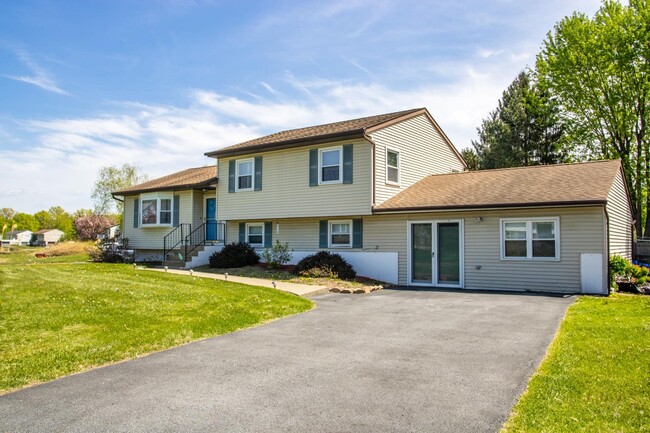 Primary Photo - 2 Newcastle Dr