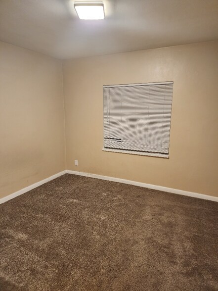 Building Photo - 3415 Riverside Dr