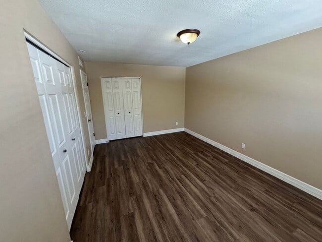 Building Photo - 3 Bedroom - 2  Bedroom - 1656 Sq. Ft - Cas...