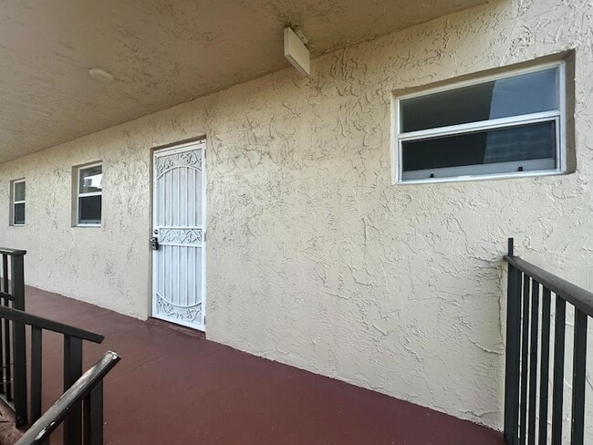 Building Photo - 715 Lori Dr