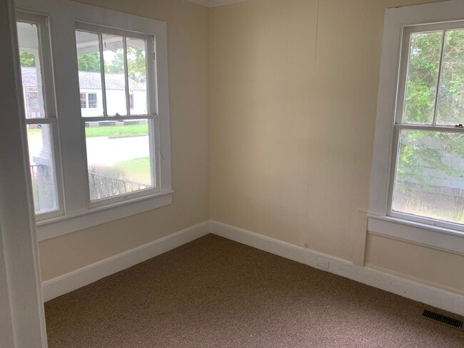 Building Photo - Quaint home located in City Limits