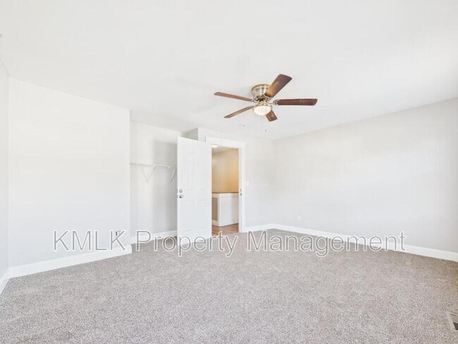 Building Photo - 428 Allyn St