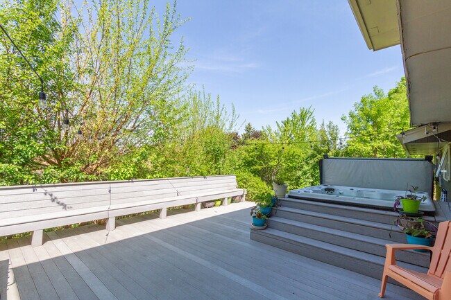 Building Photo - 1126 Tiverton Ct