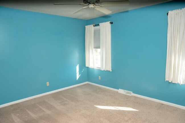 Building Photo - 922 Pinetree Way