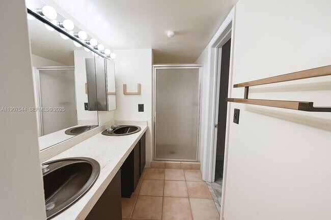 Building Photo - 1915 Country Club Prado