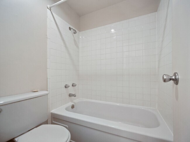 Building Photo - RENOVATED 2BD/1BA MILLWOOD APARTMENT | A/C | COVERED PARKING | PET FRIENDLY | AVAIL NOW