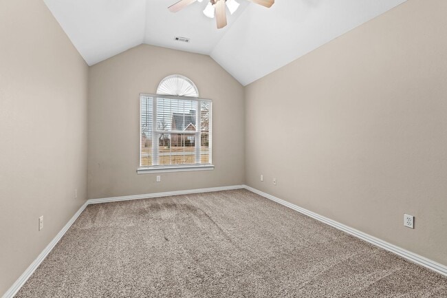 Building Photo - Beautiful and Spacious Home!