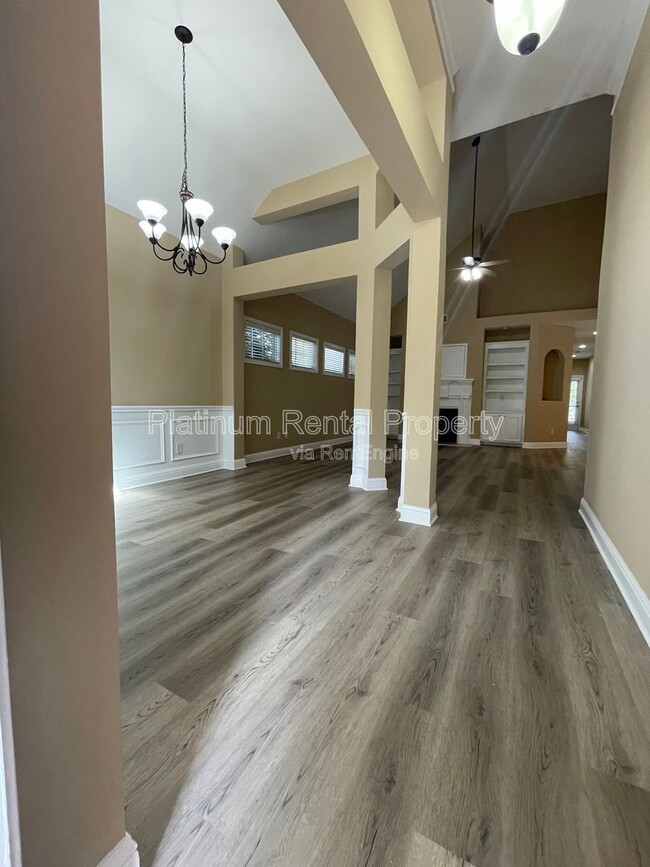 Building Photo - 546 Town Square Way