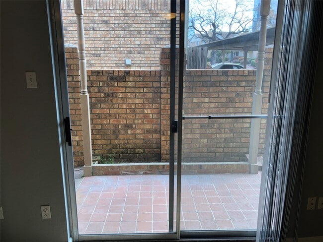 Building Photo - 10615 Briar Forest Dr