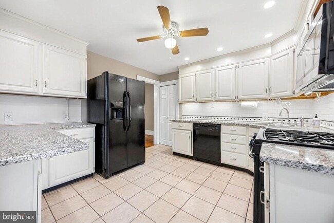 Building Photo - 437 Roxborough Ave