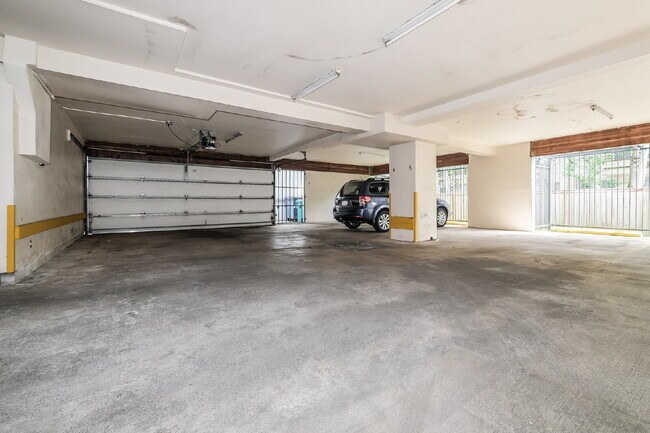 Building Photo - **Updated 2-Bedroom Condo with Secure Parking**