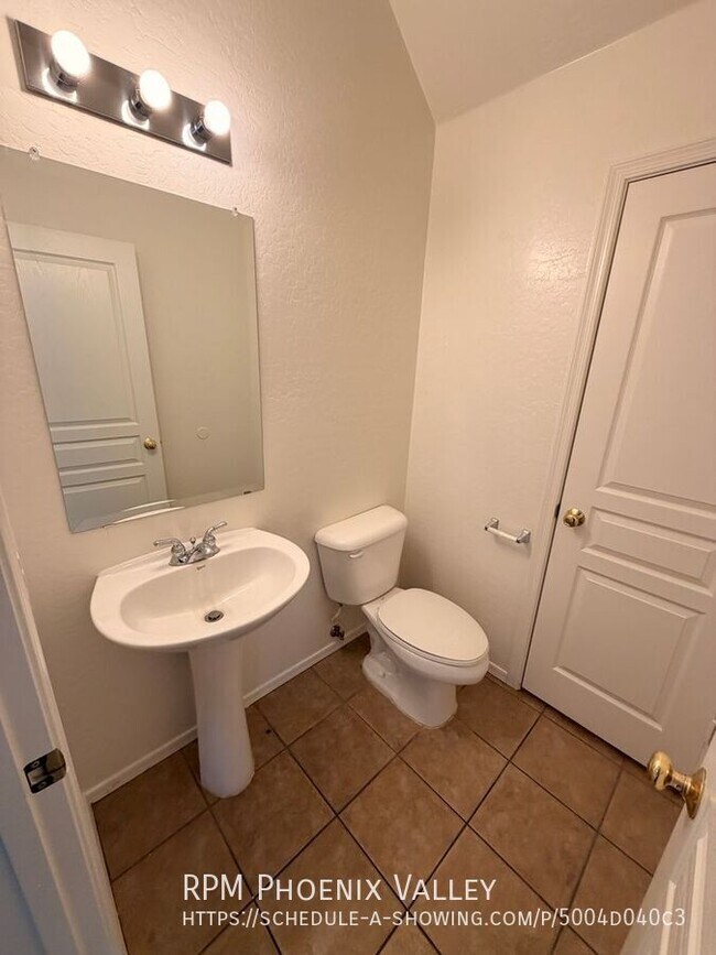 Building Photo - 422 E Saddle Way