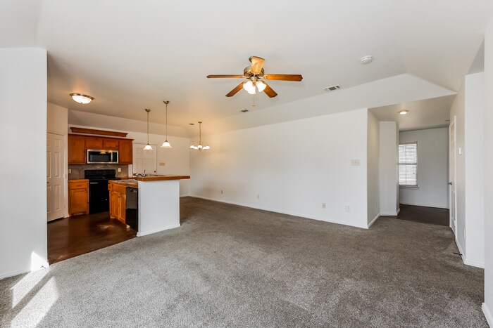 Building Photo - 413 Maplewood St