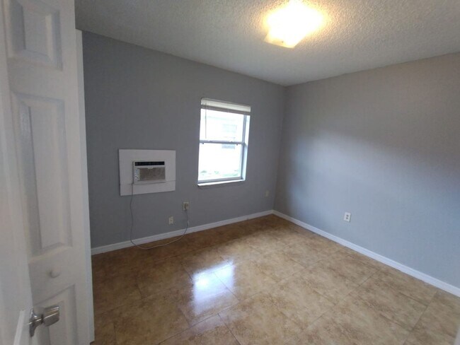 Building Photo - 2420-2422 Chestnut Woods Dr