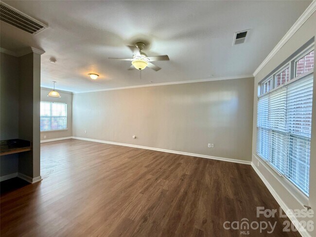 Building Photo - 933 Central Park Cir