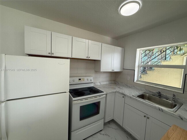 Building Photo - 855 W 29th St