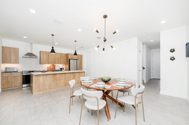 Building Photo - 305 Deer Path Lp