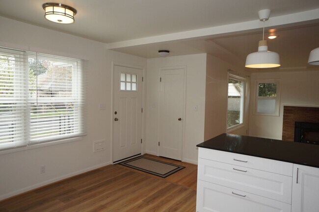 Building Photo - SE Portland 3-bedroom remodeled Bungalow
