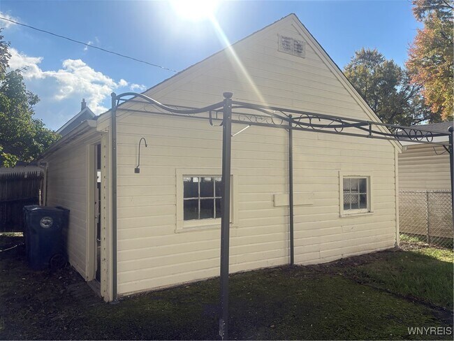 Building Photo - 2239 Willow Ave