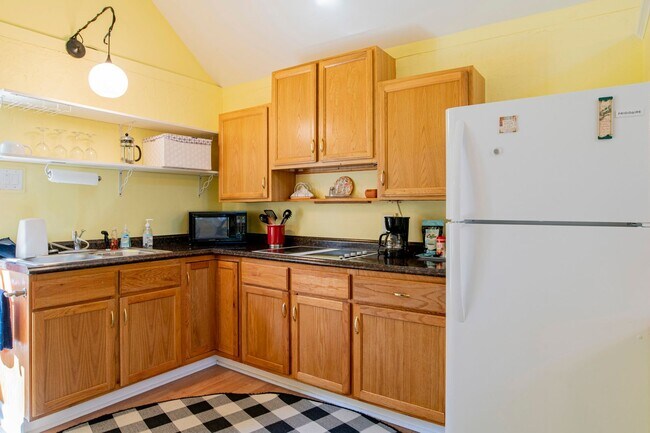Building Photo - 9988 Hillview Dr