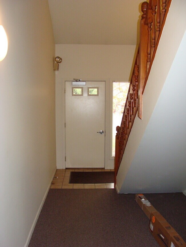 Building Photo - Two Bedroom Updated Windcrest Condo