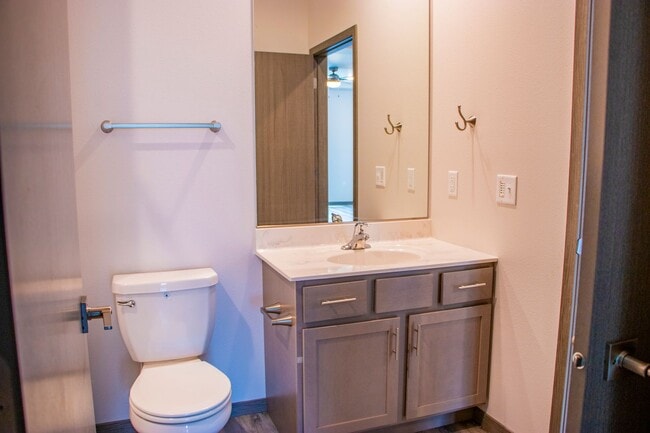 Building Photo - Top Floor 1 bed! Available Now!