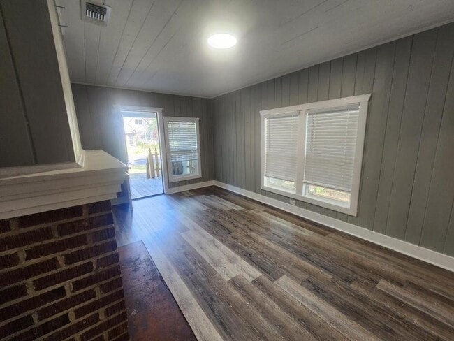 Building Photo - 522 E 5th St