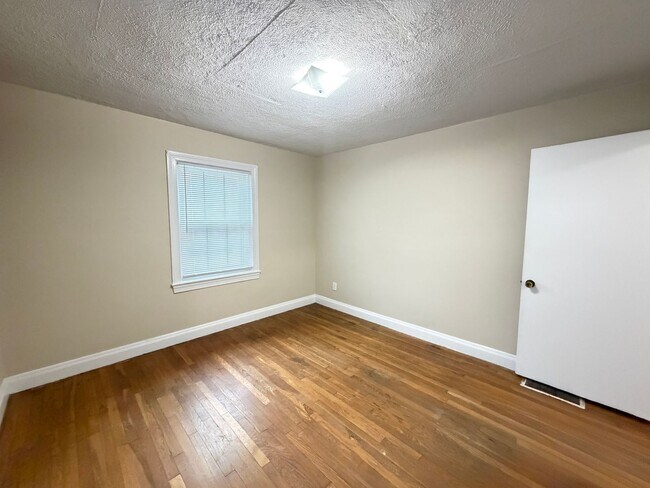 Building Photo - 825 Parkway Dr