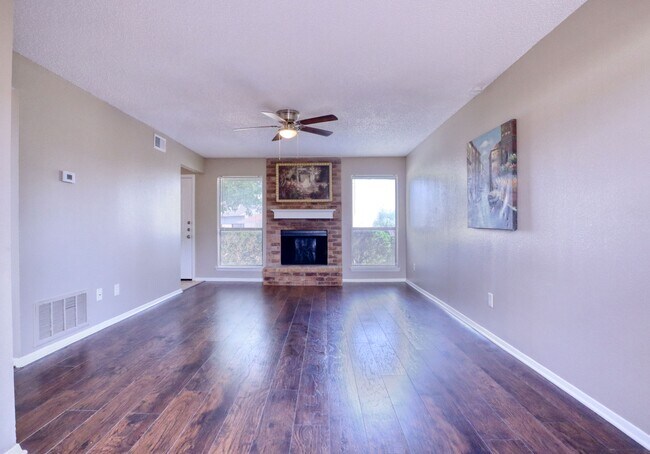 Building Photo - 413 Lakeway Dr