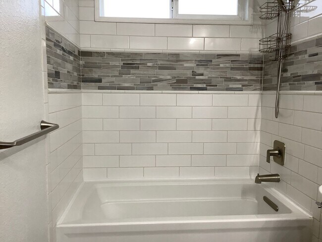 Building Photo - 1 STORY RAMBLER 3 BED 1.5 BATH IN PORT ORCHARD