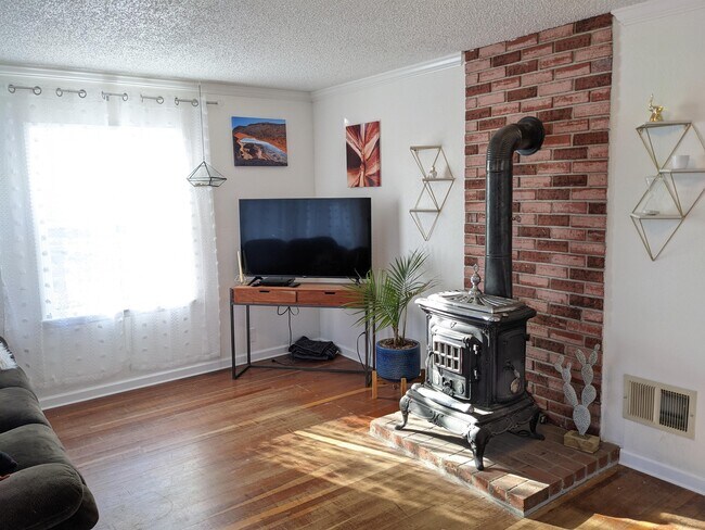 Building Photo - 110 6th St