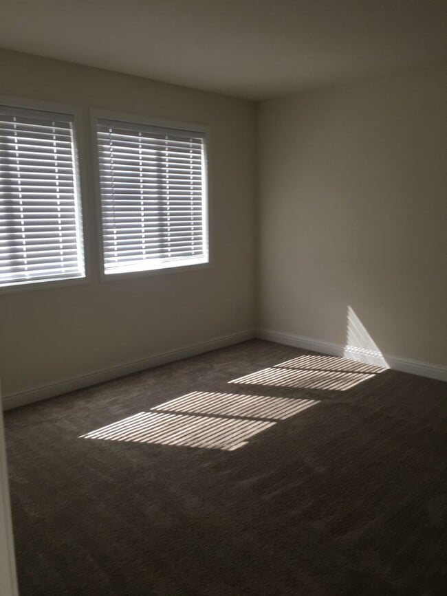 Building Photo - Paradise Location with end of road privacy...