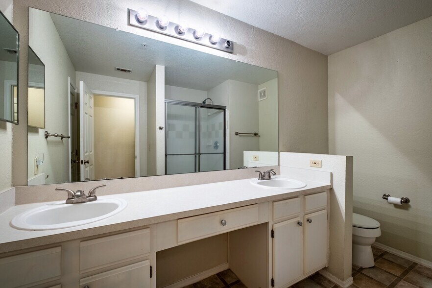 Building Photo - 13810 Sutton Park Dr N