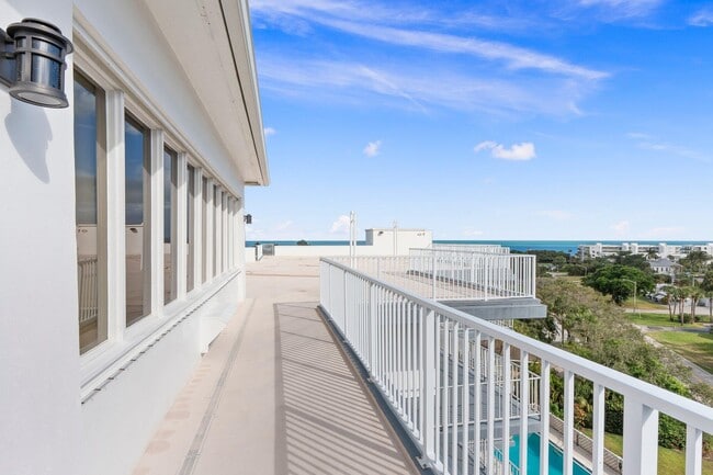 Building Photo - 935 E Causeway Blvd