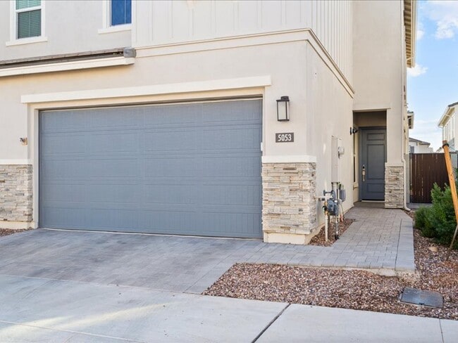 Building Photo - 5053 E Anderson Dr