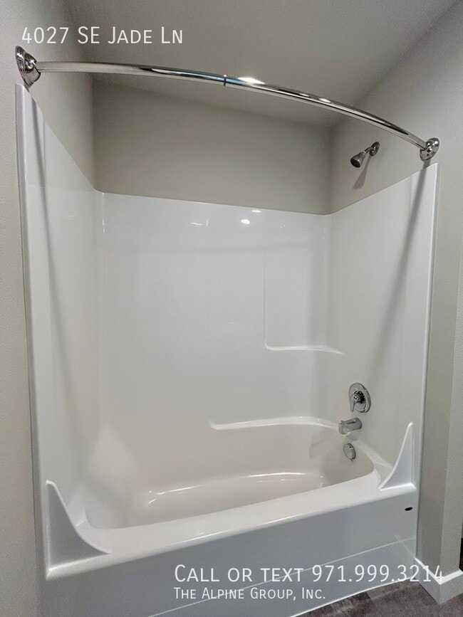 Building Photo - 4027 SE Jade Ln