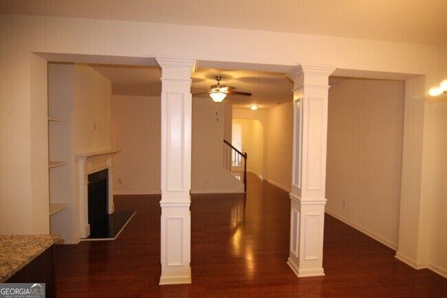 Building Photo - 5850 Vinyard Ln