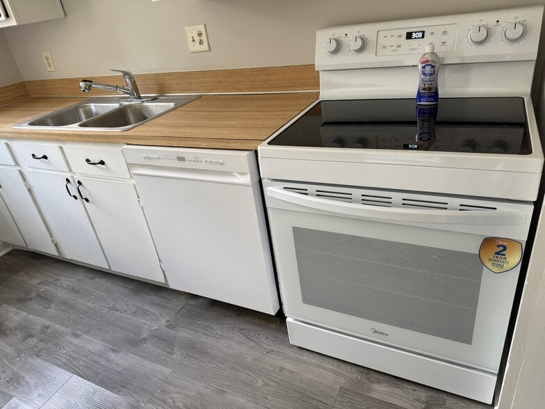 New Midea range - 1613 Ashford Ln