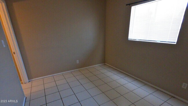 Building Photo - 26 W 6th Pl